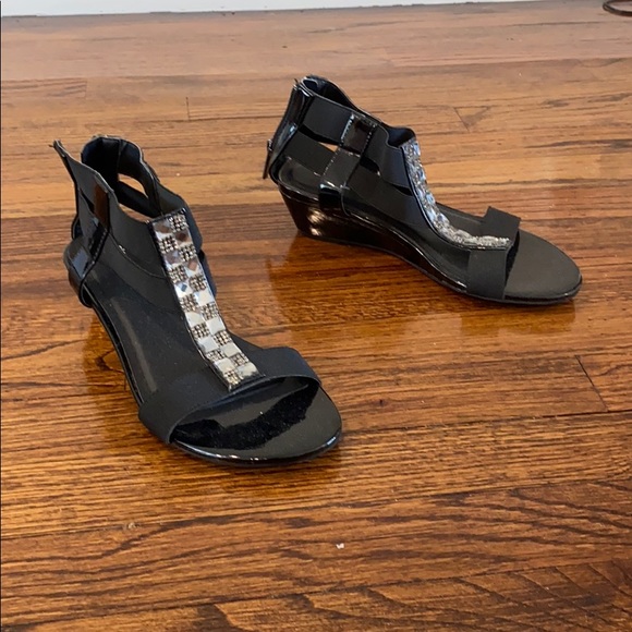 cloudwalkers Shoes - Cloudwalkers by Avenue Black Sandals - Size 7W Women’s 7 wide shoes plus sandal